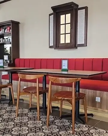 Meja Benteng Mas di kafe