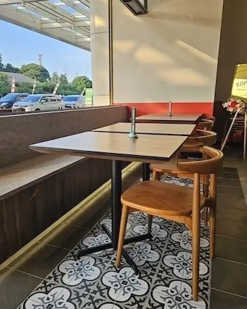 Meja Benteng Mas di kafe